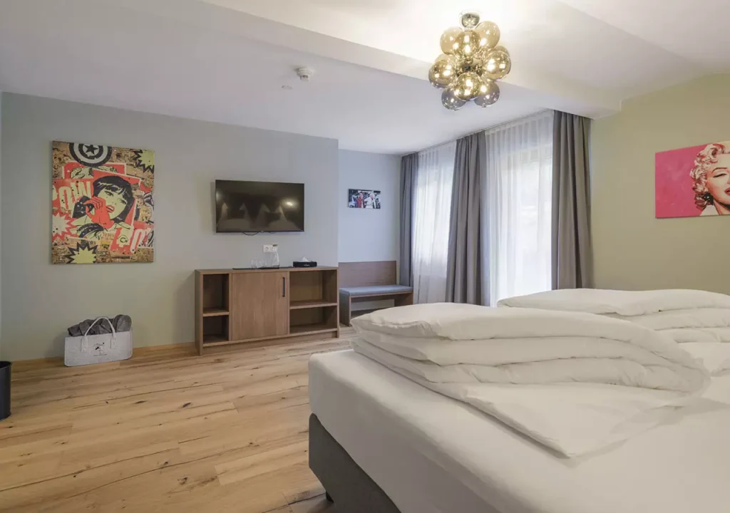 Bild zeigt The STORKS Double Deluxe Zimmer und Bett