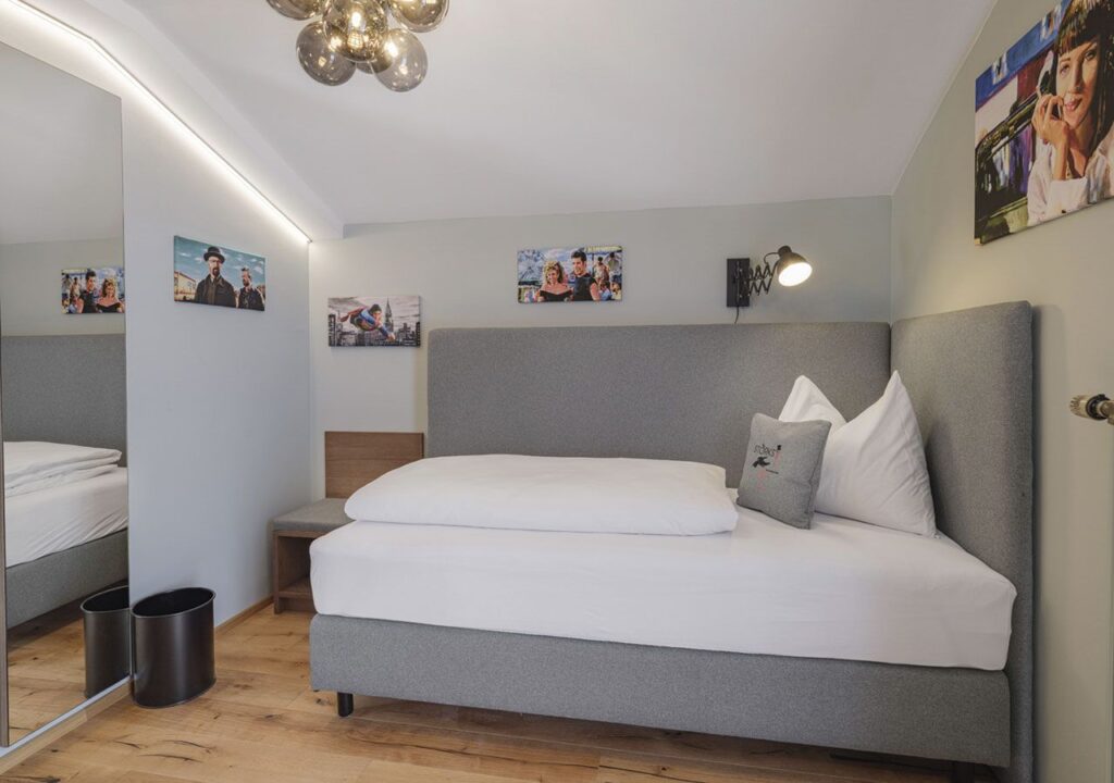 Bild zeigt STORKS Art Zimmer mit Bett