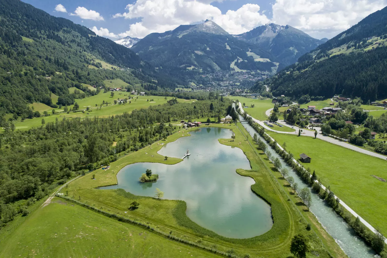 Bild zeigt Alpentherme im Sommer