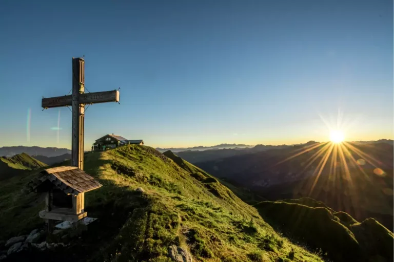 Bild zeigt Kreuz am Gipfel vom Berg
