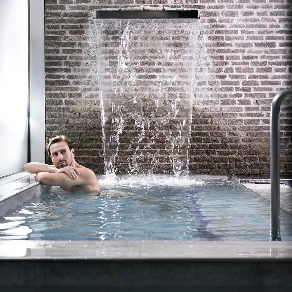 Bild zeigt Mann im Wasser