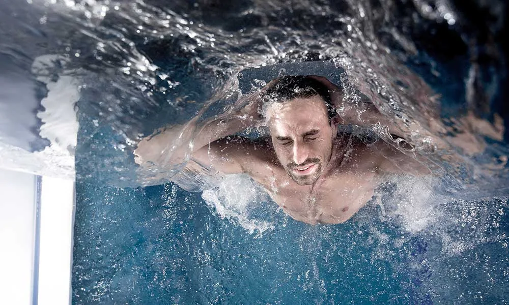 Bild zeigt Mann beim Schwimmen