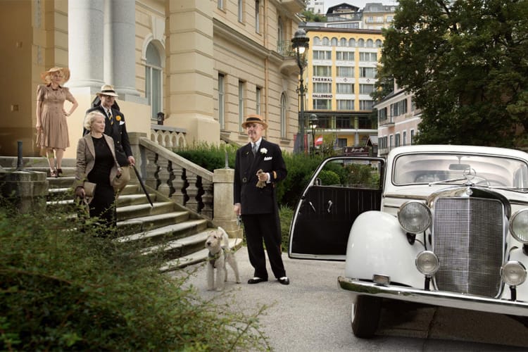 Chansons-Gruppe mit Hund und Auto
